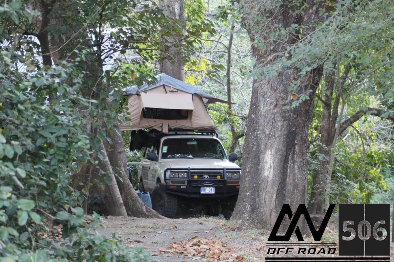 Land Cruiser con tienda de techo